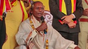 ಕನ್ನಡ ರಾಜ್ಯೋತ್ಸವದಲ್ಲಿ ಕಾಂತಾರಾ ಕ್ರೇಜ್: ಪಾಡ್ದನ ಹಾಡಿ ಗಮನ ಸೆಳೆದ ನಾಗರಾಜ ಪಾಣಾರ 
