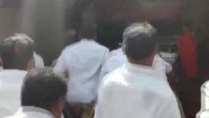 ಅವಹೇಳನಕಾರಿ ಹೇಳಿಕೆ ಆರೋಪ: ಬಿಜೆಪಿ ಸಂಸದರ ಮನೆ ಮೇಲೆ ಕೆಸಿಆರ್‌ ಬೆಂಬಲಿಗರ ದಾಳಿ 