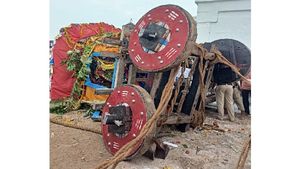ಚಾಮರಾಜನಗರ; ಮುರಿದುಬಿದ್ದ ರಥ, ತಪ್ಪಿದ ಅನಾಹುತ