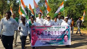 ಎಲೆ ಚುಕ್ಕೆ ರೋಗ, ಅಡಕೆ ಗರಿ ಹಿಡಿದು ತೀರ್ಥಹಳ್ಳಿಯಲ್ಲಿ ಪಾದಯಾತ್ರೆ, ಸರ್ಕಾರದ ವಿರುದ್ಧ ಆಕ್ರೋಶ 