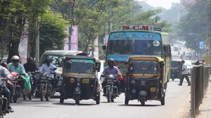 ಶಿವಮೊಗ್ಗದ ಖಾಸಗಿ ಬಸ್ ಮಾಲೀಕರಿಗೆ ಪೊಲೀಸರಿಂದ ಖಡಕ್ ಸೂಚನೆ: ತಪ್ಪಿದರೆ ಕ್ರಮದ ಎಚ್ಚರಿಕೆ 