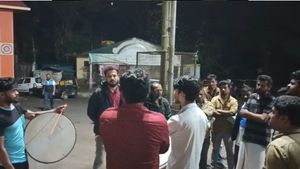 100 ಬೆಡ್ ಆಸ್ಪತ್ರೆಗೆ ಆಗ್ರಹಿಸಿ ಶೃಂಗೇರಿಯಲ್ಲಿ ಪ್ರತಿಭಟನೆ: ತಮಟೆ ಬಡಿದು ಯುವಕರ ಆಕ್ರೋಶ 