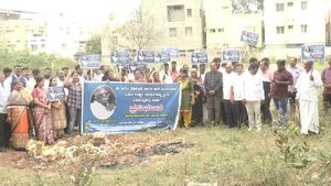 ಮಾಜಿ ಶಾಸಕ ತಿಪ್ಪೇಸ್ವಾಮಿ ಸಮಾಧಿ ಧ್ವಂಸ ವಿರೋಧಿಸಿ ಪ್ರತಿಭಟನೆ 