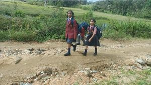 ಮಂಡ್ಯ: ಬಾರದ ಬಸ್, ನಿರ್ಜನ ಪ್ರದೇಶದಲ್ಲೇ ಶಾಲಾ ಮಕ್ಕಳ ಪಯಣ 