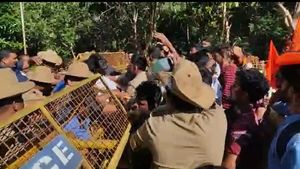 ಫಲಿತಾಂಶ ವಿಳಂಬ: ಮಂಗಳೂರು ವಿವಿ ಸಿಂಡಿಕೇಟ್ ಸಭೆಗೆ ಎಬಿವಿಪಿ ಮುತ್ತಿಗೆ