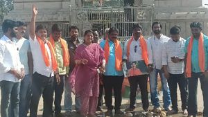  ಬಳ್ಳಾರಿ: ಜನಾರ್ಧನ್‌ ರೆಡ್ಡಿ ಬಿಜೆಪಿಗೆ ಸೇರಬೇಕೆಂದು ದೇವಸ್ಥಾನಕ್ಕೆ 108 ತೆಂಗಿನಕಾಯಿ ಸಮರ್ಪಿಸಿದ ಅಭಿಮಾನಿಗಳು