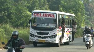 ಸರ್ಕಾರಿ ಬಸ್‌ಗಳ ಕೊರತೆ: ಖಾಸಗಿ ಬಸ್‌ಗಳ ಫುಟ್‌ ಬೋರ್ಡ್‌ನಲ್ಲಿ ನಿಂತು ವಿದ್ಯಾರ್ಥಿಗಳ ಅಪಾಯಕಾರಿ ಸಂಚಾರ