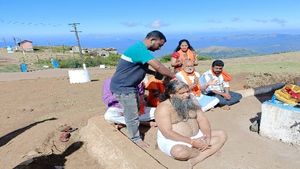 ಚಿಕ್ಕಮಗಳೂರು: ದತ್ತಪೀಠದಲ್ಲಿ ಮುಡಿ ಕೊಟ್ಟ ಶ್ರೀರಾಮಸೇನೆ ಕಾರ್ಯಾಧ್ಯಕ್ಷ ಗಂಗಾಧರ್ ಕುಲಕರ್ಣಿ