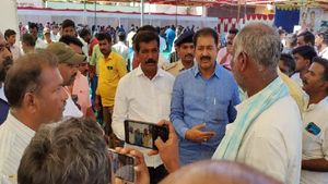 ಹಿರಿಯೂರಿನಲ್ಲಿ ಉದ್ಯೋಗ ಮೇಳ: ಉದ್ಯೋಗಾಕಾಂಕ್ಷಿಗಳನ್ನು ನೆನೆದು ಕಣ್ಣೀರಿಟ್ಟ ಟಿ.ಡಿ.ಶ್ರೀನಿವಾಸ್‌ 