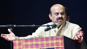ಹಿಂಸಾಚಾರ ತೊರೆಯಲು ಸಾಂಸ್ಕೃತಿಕ ಕ್ರಾಂತಿ ಆರಂಭಿಸಿ: ಸಿಎಂ ಬೊಮ್ಮಾಯಿ 