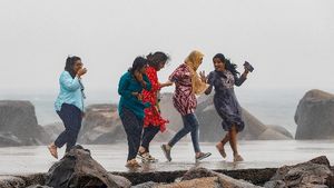 Cyclone Mandous : ಚಂಡಮಾರುತ: ಚೆನ್ನೈನಲ್ಲಿ ಸಹಾಯವಾಣಿ, ಪುನರ್ವಸತಿ ಕೇಂದ್ರಗಳ ಸ್ಥಾಪನೆ