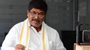 ಕಬ್ಬಿಗೆ ಬೆಲೆ ನಿಗದಿ ಮಾಡದ ಸರ್ಕಾರ: ಮಂಡ್ಯದಲ್ಲಿ ಸಚಿವ ಕೆ.ಗೋಪಾಲಯ್ಯಗೆ ರೈತರಿಂದ ತರಾಟೆ 
