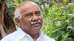 ಕಮಲ ಹಿಡಿದುಕೊಂಡೇ 'ಕೈ' ನತ್ತ ಒಲವು ತೋರುತ್ತಿರುವ ಹಳ್ಳಿಹಕ್ಕಿ! 