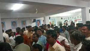  ವಿಧಾನಸಭೆ ಚುನಾವಣೆ 2023: ಹುಬ್ಬಳ್ಳಿಯ ಕಾಂಗ್ರೆಸ್‌ ಕಚೇರಿಯಲ್ಲಿ ಟಿಕೆಟ್‌ಗಾಗಿ ಜಟಾಪಟಿ, ವಿಡಿಯೋ ವೈರಲ್‌