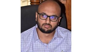 ಕರ್ತವ್ಯಲೋಪ: ದ್ವಿತೀಯ ದರ್ಜೆ ಸಹಾಯಕ ಅಧಿಕಾರಿಯನ್ನು ಅಮಾನತ್ತುಗೊಳಿಸಿ ಧಾರವಾಡ ಡಿಸಿ ಆದೇಶ 