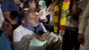 Breaking; ಜೆಡಿಎಸ್ ಪಂಚರತ್ನ ಯಾತ್ರೆಯಲ್ಲಿ ಮಗುವಿಗೆ ನಾಮಕರಣ! 