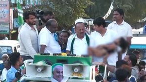 ಪಂಚರತ್ನ ಯಾತ್ರೆಗೆ ಎದುರಾದ ಮಗುವಿನ ಮೃತದೇಹ ಹೊತ್ತಿದ್ದ ಪೋಷಕರು: ಕಣ್ಣೀರಿಟ್ಟ ಎಚ್‌ಡಿಕೆ
