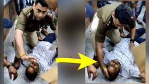 ವಿಡಿಯೋ: ವಿಮಾನ ನಿಲ್ದಾಣದಲ್ಲಿ ಪ್ರಯಾಣಿಕನಿಗೆ ಹೃದಯಾಘಾತ: ಪ್ರಾಣ ಉಳಿಸಿದ 'ದೇವರು'