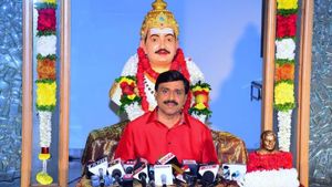 ಹೊಸ ಪಕ್ಷ ಘೋಷಣೆ, ಜನಾರ್ದನ ರೆಡ್ಡಿ ಭೇಟಿಯಾದ ಬಿಜೆಪಿ ನಾಯಕ! 