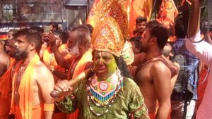 Hanuman Jayanti : ವಿಜೃಂಭಣೆಯ ಹನುಮಜಯಂತಿ, ಮಸೀದಿಗೆ ನುಗ್ಗಲು ಯತ್ನ, ಪೊಲೀಸರ ತಡೆ