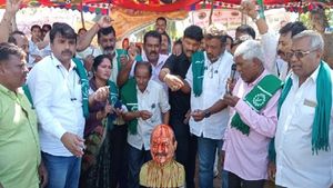 ಮಂಡ್ಯದಲ್ಲಿ ರೈತ ಮುಖಂಡರಿಂದ ಬಸವರಾಜ ಬೊಮ್ಮಾಯಿ ಪುತ್ಥಳಿಗೆ ರಕ್ತದಲ್ಲಿ ಅಭಿಷೇಕ