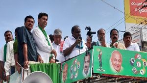 ಮಳವಳ್ಳಿ: ಕೊಟ್ಟ ಭರವಸೆಗಳನ್ನ ಈಡೇರಿಸದಿದ್ದರೆ ಮುಂದಿನ ದಿನಗಳಲ್ಲಿ ಮತ ಕೇಳುವುದಿಲ್ಲ ಎಂದ ಕುಮಾರಸ್ವಾಮಿ