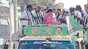 ಕೆ.ಎಂ. ದೊಡ್ಡಿಯಲ್ಲಿ ಪಂಚರತ್ನ ಯಾತ್ರೆ: ಅಸ್ವಸ್ಥಗೊಂಡು ಕುಸಿದು ಬಿದ್ದ ಶಾಸಕ ಡಿ.ಸಿ. ತಮ್ಮಣ್ಣ