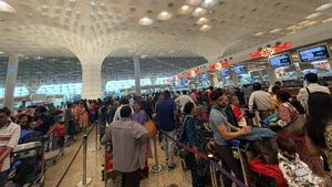 ಮುಂಬೈ ವಿಮಾನ ನಿಲ್ದಾಣದಲ್ಲಿ ದಿಢೀರ್‌ ಸ್ಥಗಿತಗೊಂಡ ಸೇವೆಗಳು, ಕೌಂಟರ್‌ಗಳಲ್ಲಿ ಸರತಿ ಸಾಲು, ಪ್ರಯಾಣಿಕರ ಪರದಾಟ 