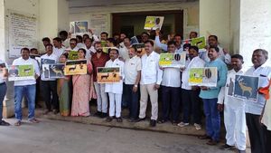 ಮಾಜಿ ಸಚಿವ ಮಲ್ಲಿಕಾರ್ಜುನ್ ರೈಸ್ ಮಿಲ್‌ನಲ್ಲಿ ವನ್ಯಜೀವಿಗಳು ಪತ್ತೆ: ಬಂಧನಕ್ಕೆ ಆಗ್ರಹಿಸಿ ಪ್ರತಿಭಟನೆ 