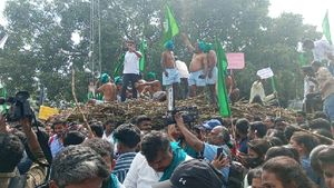 ಕಬ್ಬಿಗೆ ಬೆಲೆ ನಿಗದಿ ಮಾಡದ ಸರ್ಕಾರ: ಮಂಡ್ಯದಲ್ಲಿ ರೈತರಿಂದ ಚಡ್ಡಿ ಮೆರವಣಿಗೆ, ಆಕ್ರೋಶ 