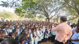 ಹೊನ್ನಾಳಿಯಲ್ಲಿ ಪ್ರಾಂಶುಪಾಲ-ಉಪನ್ಯಾಸಕರ ಸಂಘರ್ಷ: ರೇಣುಕಾಚಾರ್ಯ ತರಾಟೆ 