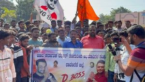  ನಟ ದರ್ಶನ್ ಮೇಲೆ ಚಪ್ಪಲಿ ಎಸೆತ ವಿರೋಧಿಸಿ ದಾವಣಗೆರೆಯಲ್ಲಿ ಅಭಿಮಾನಿಗಳ ಪ್ರತಿಭಟನೆ 
