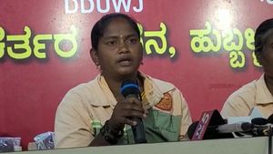 ಕಾನೂನು ಬಾಹಿರವಾಗಿ ಕೆಲಸದಿಂದ ತೆಗೆದು ಹಾಕಿದ್ದಾರೆ: ಹುಬ್ಬಳ್ಳಿಯಲ್ಲಿ  ಪೌರ ಕಾರ್ಮಿಕರ ಗೋಳು 