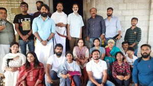 ಹನೂರು: ವೆಂಕಟರಮಣಸ್ವಾಮಿ ದೇವಾಲಯಕ್ಕೆ ಆಗಮಿಸಿದ ಡಾ.ರಾಜ್‌ ಕುಟುಂಬ