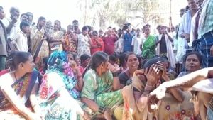 ಮದ್ಯ ಮುಕ್ತ ಗ್ರಾಮಕ್ಕೆ ಮಹಿಳೆಯರ ಪಟ್ಟು: ನೆಗಳೂರಿನಲ್ಲಿ ಬೃಹತ್‌ ಪ್ರತಿಭಟನೆ