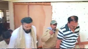 ವಿಜಯನಗರದ ವಿಮ್ಸ್  ರಕ್ತನಿಧಿಯಲ್ಲಿ ಅಗ್ನಿ ಅವಘಡ; ಸ್ಥಳಕ್ಕೆ ಶ್ರೀರಾಮುಲು ಭೇಟಿ