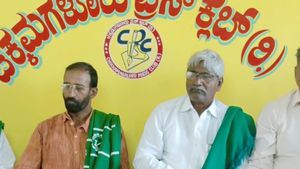 ಕಡೂರು ತಾಲೂಕು ಕಚೇರಿಯಲ್ಲಿ ಭ್ರಷ್ಟಾಚಾರ: ತಹಶೀಲ್ದಾರ್ ವಿರುದ್ಧ ಸೂಕ್ತ ಕ್ರಮಕ್ಕೆ ರೈತ ಸಂಘ ಆಗ್ರಹ 