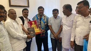 ಗಾಲಿ ಜನಾರ್ಧನ್‌ ರೆಡ್ಡಿ ಪಕ್ಷ ಸೇರಿದ ಹಿರಿಯೂರಿನ ಸ್ಥಳೀಯ ಅಭ್ಯರ್ಥಿ ಎಚ್‌. ಮಹೇಶ್ 