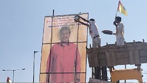  ಹುಟ್ಟು ಹಬ್ಬ ಹಿನ್ನೆಲೆ ಹಿರಿಯೂರಿನಲ್ಲಿ ಜನಾರ್ಧನ್ ರೆಡ್ಡಿ ಭಾವಚಿತ್ರಕ್ಕೆ ಕ್ಷೀರಾಭಿಷೇಕ