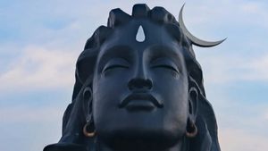  ಆವಲಗುರ್ಕಿ:  ಆದಿಯೋಗಿ ಪ್ರತಿಮೆ ನೋಡಲು ಬರುವ ಭಕ್ತರಿಂದ ಸುಂಕ ವಸೂಲಿ ಆರೋಪ, ಭುಗಿಲೆದ್ದ ಆಕ್ರೋಶ