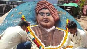 ಮರಳಿನಲ್ಲಿ ವರ್ಣರಂಜಿತ ಸ್ವಾಮಿ ವಿವೇಕಾನಂದ ಕಲಾಕೃತಿ ರಚಿಸಿದ ಕಲಾವಿದ ಮಂಜುನಾಥ ಹಿರೇಮಠ