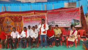  ದಾವಣಗೆರೆಯಲ್ಲಿ ಕೆಎಸ್‌ಆರ್‌ಟಿಸಿ ನೌಕರರ ಧರಣಿ ಸತ್ಯಾಗ್ರಹ: ಸರ್ಕಾರದ ಮುಂದಿಟ್ಟ ಬೇಡಿಕೆಗಳೇನು..?