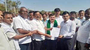  ಶಾಸಕ ಶಾಮನೂರು ಪುತ್ರ ಒಡೆತನದ ಸಕ್ಕರೆ ಕಾರ್ಖಾನೆ ವಿರುದ್ಧ ಬೀದಿಗಿಳಿದು ಹೋರಾಟ