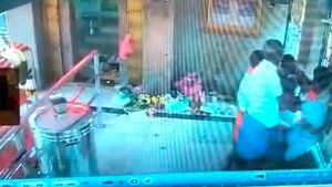 ಕೊಳ್ಳೇಗಾಲ: ದೇವಸ್ಥಾನದಲ್ಲಿ ತಟ್ಟೆ ಕಾಸಿಗಾಗಿ ಹೊಡೆದಾಡಿಕೊಂಡ ಅರ್ಚಕರು; CCTVಯಲ್ಲಿ ದೃಶ್ಯ ಸೆರೆ 