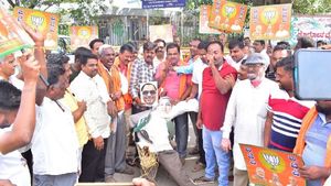  ನಾಯಿ ಎಂಬ ಟೀಕೆಗೆ ಬಿಜೆಪಿಗರ ಆಕ್ರೋಶ: ಮಂಡ್ಯದಲ್ಲಿ ಸಿದ್ದರಾಮಯ್ಯ, ಸಿ.ಎಂ. ಇಬ್ರಾಹಿಂ ಪ್ರತಿಕೃತಿಗೆ ಚಪ್ಪಲಿ ಹಾರ  