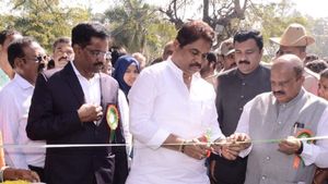 ಸುಮಲತಾ ಅವರನ್ನು ಬಿಜೆಪಿಗೆ ಸೆಳೆಯುವ ಯತ್ನ: ಸಚಿವ ಆರ್. ಅಶೋಕ್