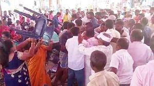 ಮಂಡ್ಯ: ವೇದಿಕೆ ಹಂಚಿಕೊಳ್ಳುವ ವಿಚಾರಕ್ಕೆ JDS ಕಾರ್ಯಕರ್ತರು-ಸುಮಲತಾ ಬೆಂಬಲಿಗರ ನಡುವೆ ಸಮರ