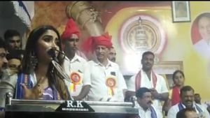  ಪುತ್ತೂರು: ಸೆಲ್ಫಿ ನೆಪದಲ್ಲಿ ಸಾನಿಯಾ ಅಯ್ಯರ್ ಕೈ ಹಿಡಿದು ಎಳೆದ ಅಭಿಮಾನಿ: ಧರ್ಮದೇಟು