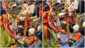 ವೈರಲ್‌ ವಿಡಿಯೋ: ಮಗು ಮತ್ತು ದೈವದ ಮೌನ ಸಂಭಾಷಣೆಗೆ ನೋಡುಗರು ಫಿದಾ