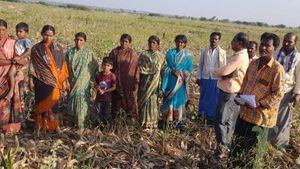 ಮಾನ್ವಿ: ಮಂಜೂರಾದ ಬಡವರ ಭೂಮಿಗೆ ಕಣ್ಣು ಹಾಕಿದ ಪ್ರಭಾವಿಗಳು, ಜನಾಕ್ರೋಶ  